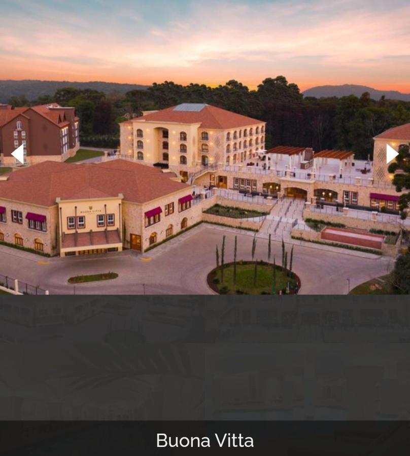 Buona Vitta Gramado Resort & Spa By Gramado Parks Bagian luar foto The image shows a large, modern building complex, likely a hotel or resort. The architecture features a combination of traditional and contemporary design elements. Surrounding the main building are landscaped areas, including trees and green spaces,