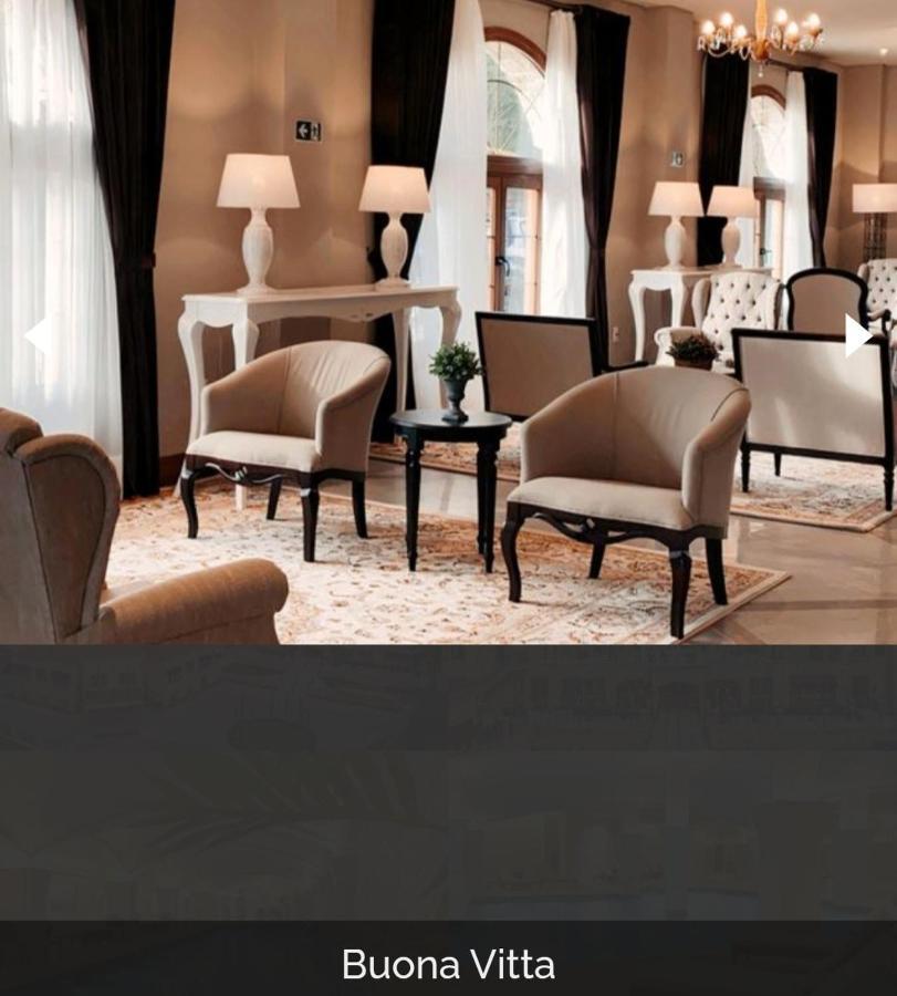 Buona Vitta Gramado Resort & Spa By Gramado Parks Bagian luar foto The photo shows a stylish and inviting interior space, likely a lounge or waiting area. There are beige upholstered armchairs arranged around a small black table. A decorative plant is placed on the table. Behind the chairs are light-colored walls wi